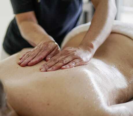 Frau bekommt eine Massage im Panoramahotel Oberjoch
