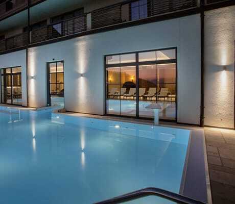 Outdoorpool des Panoramahotel Oberjoch bei Abenddämmerung
