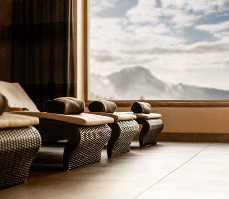 Wellnessliegen mit eingerollten Decken im Panoramahotel Oberjoch