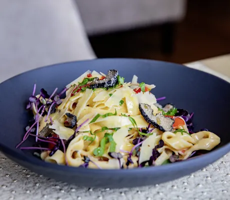 Nudelgericht mit Trüffel auf blauem Teller im Pfalzblick Waldspa Resort