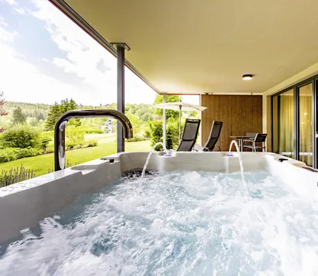 Whirlpool auf der Terrasse der Suite im Pfalzblick Waldspa Resort