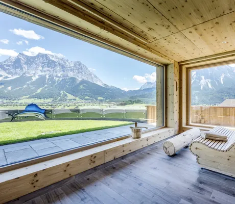 Sauna mit großem Panoramafenster und Blick auf die Zugspitze im Hotel Post Lermoos