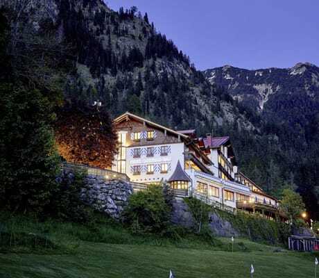 mystische Außenansicht des Hotel Prinz-Luitpold-Bad am Südhang des Iseler