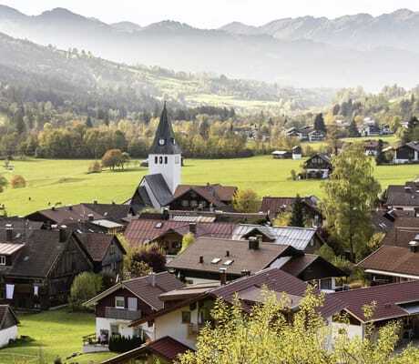 Blick auf das Dorf Bad Oberdorf mit weißem Kirchturm vom Hotel Prinz-Luitpold-Bad aus
