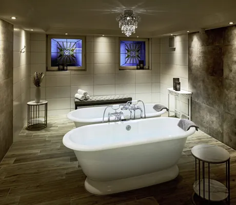 zwei freistehende Badewannen im Behandlungsraum des Hotel Prinz-Luitpold-Bad