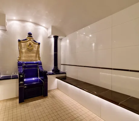 gefliester Thronstuhl im weiß gefliesten Dampfbad des Hotel Prinz-Luitpold-Bad