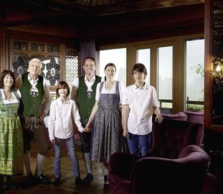 Inhaberfamilie Gross in Tracht in der Lobby des Hotel Prinz-Luitpold-Bad