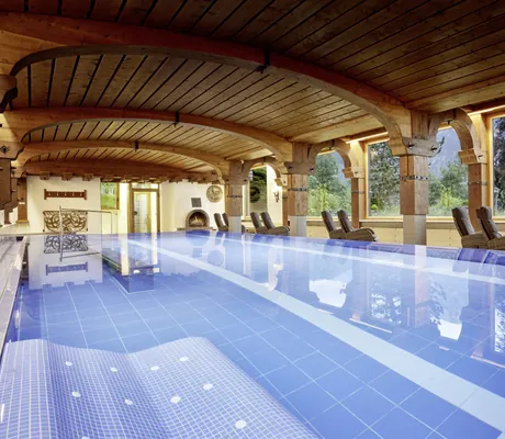 Indoorpool mit gewölbter Holzdecke und Blick nach außen im Hotel Prinz-Luitpold-Bad