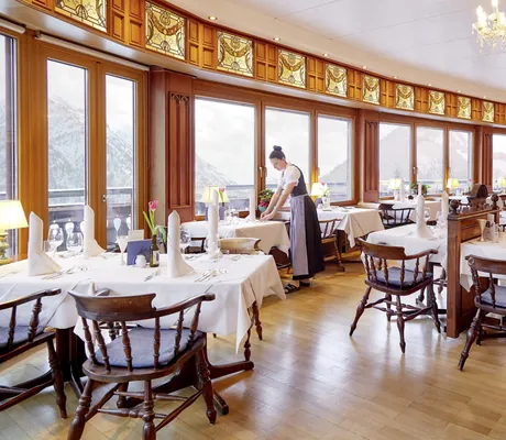 rund angelegtes Restaurant im Hotel Prinz-Luitpold-Bad mit Bleiglasfenstern und alten Holzstühlen