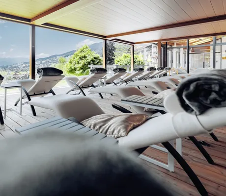 Ruheareal mit Wärmeliegen im Hotel Prinz-Luitpold-Badvor dem Panoramablick auf die Allgäuer Landschaft