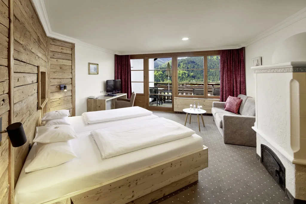 Zimmer im Hotel Prinz-Luitpold-Bad mit Ofen und Altholzwand