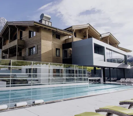 Familienpool in der Riederalm im Sommer vor der Leoganger Bergkulisse