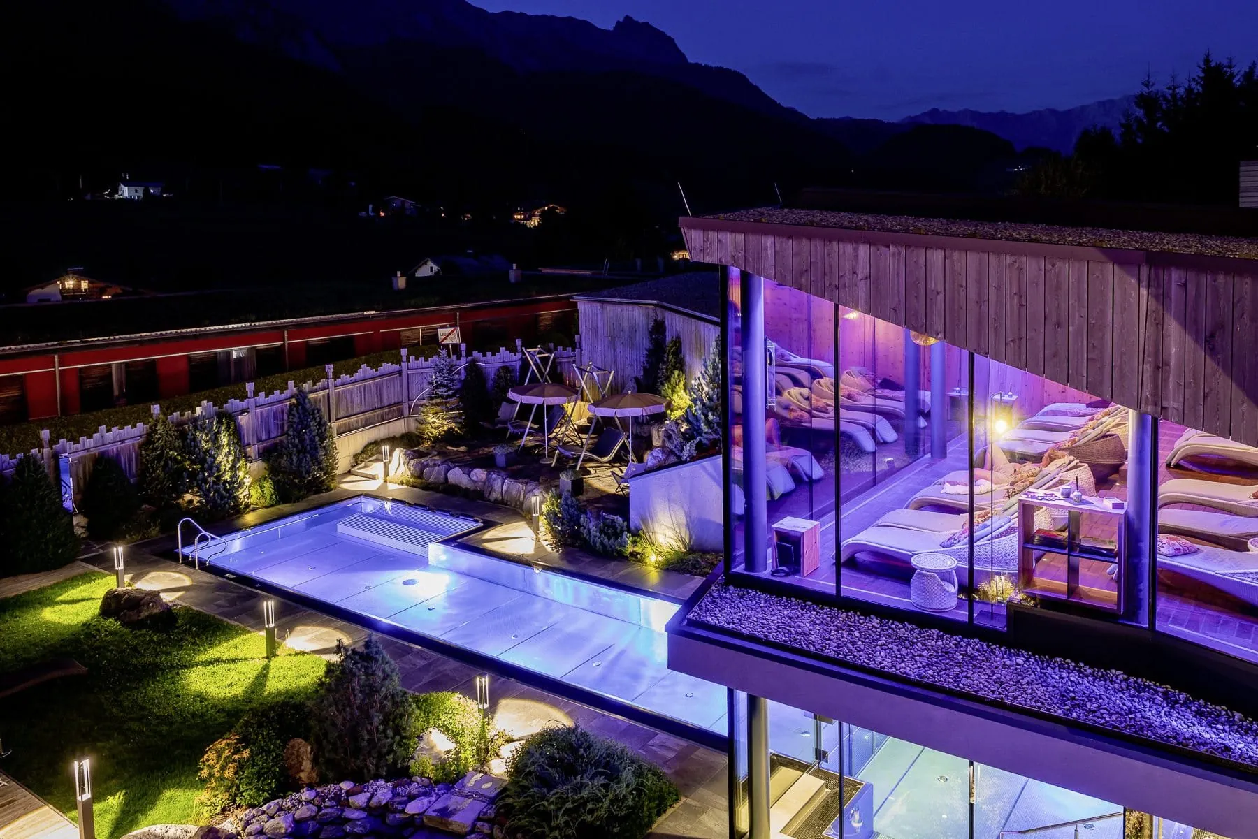 Blick auf den Spabereich und den Thermalwasserpool in der Riederalm bei Nacht