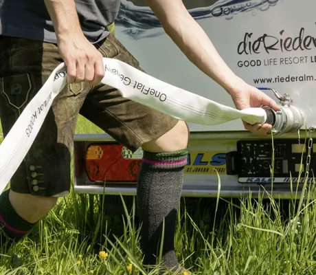 Thermalwasser wird mit dem Schlauch transportiert in der Riederalm