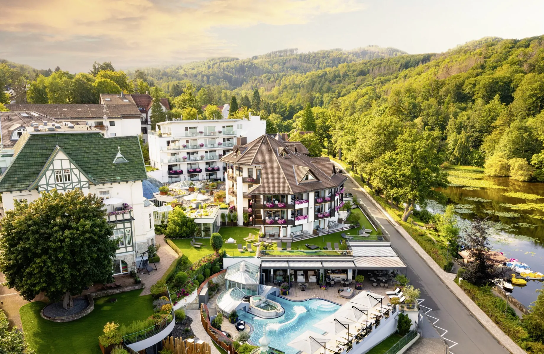 Gesamtansicht des Wellnesshotel Romantischer Winkel mit Außenpool und Fluss