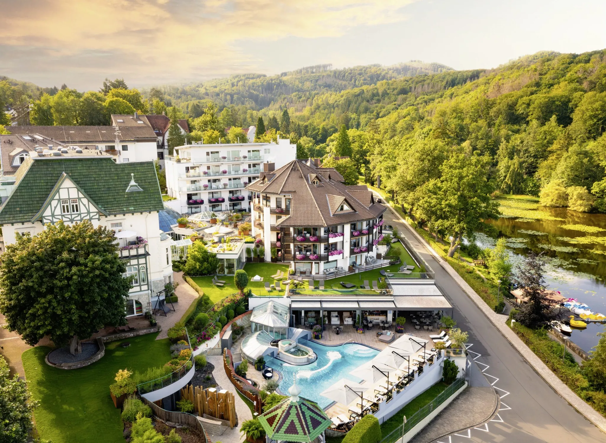 Gesamtansicht des Wellnesshotel Romantischer Winkel mit Außenpool und Fluss