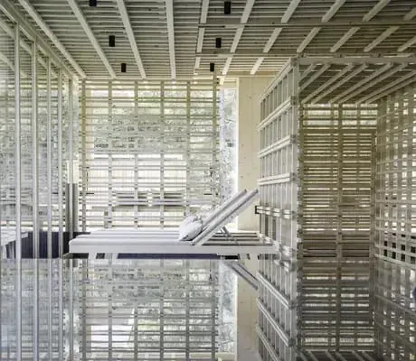 Japanisches Spa im Sensoria Dolomites mit Holzlatten und Liegeflächen