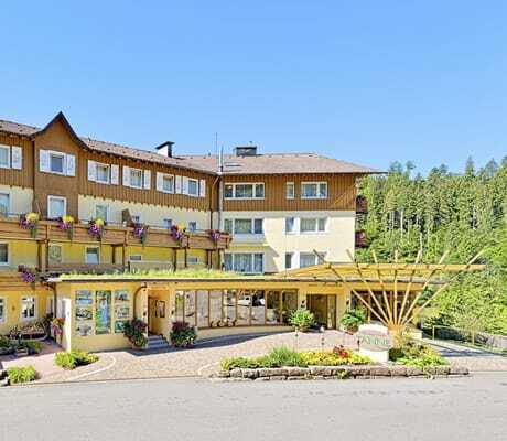 Außenansicht des Wellnesshotel Tanne mit Blumenkästen am Außenbalkon