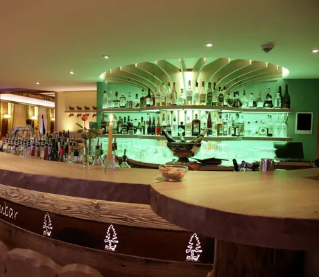 Hotelbar im Wellnesshotel Tanne mit grün hinterleuchtetem Getränkeregal