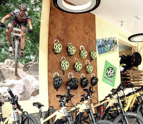 Bikestation mit E-Bikes und Helmen im Wellnesshotel Tanne