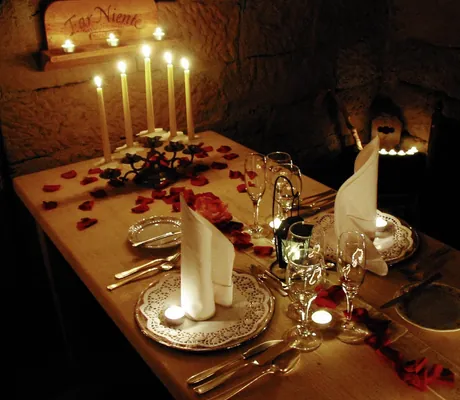 romantisch gedeckter Tisch mit Rosenblättern und Kerzen im Wellnesshotel Tanne