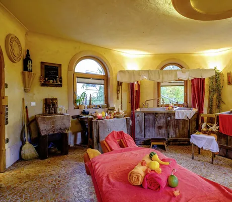 Mönchstube im Wellnesshotel Tanne mit traditioneller Holz- und Steineinrichtung