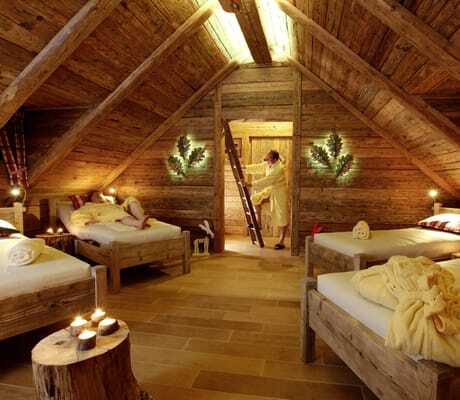 Ruheraum unter dem Dach der Baumhaussauna im Wellnesshotel Tanne mit Holzbetten