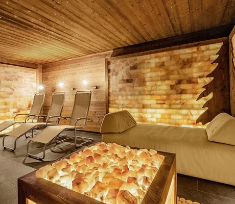 Salzlounge mit Salzwänden und Ruheliegen im Wellnesshotel Tanne