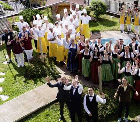 Team des Wellnesshotel Tanne steht um den Whirlpool herum