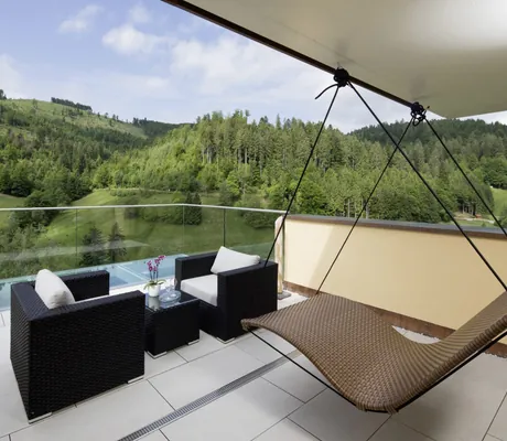 Hänge-Korbliege auf der Terrasse der Suite im Wellnesshotel Tanne