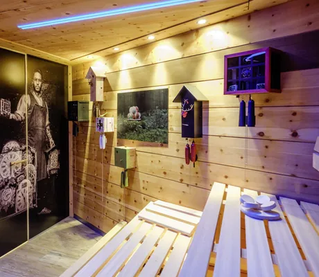 Sauna mit Uhrmacherbild und verschiedenen Uhren im Wellnesshotel Tanne