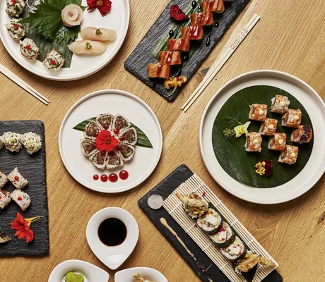 verschiedene Sushi-Platten auf einem Holztisch im Travel Charme Fürstenhaus am Achensee