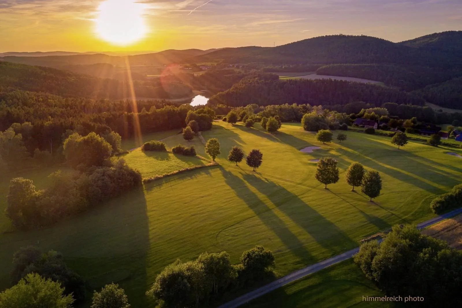 Golfplatz im Hotel Wutzschleife im Sonnenuntergang von oben