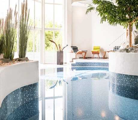 abgerundeter Pool im Hotel Wutzschleife mit Gräsern am Rand im Hotel Wutzschleife