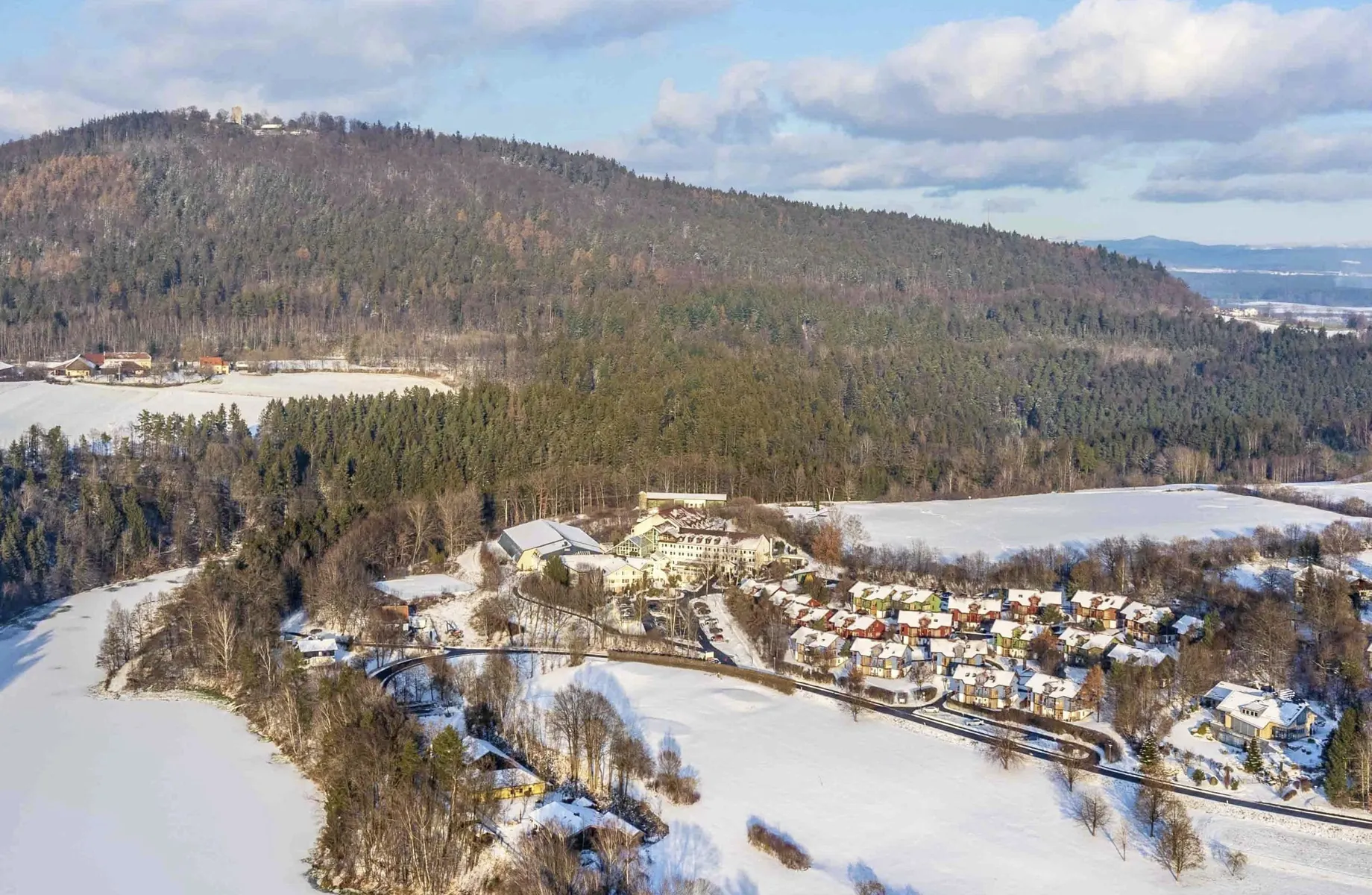 Ansicht des Hotel Wutzschleife von oben im Winter