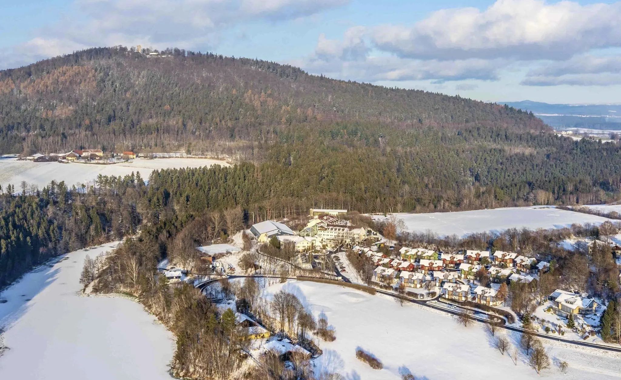 Ansicht des Hotel Wutzschleife von oben im Winter