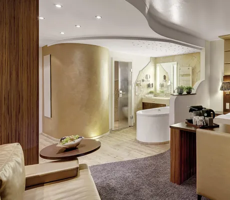 Suite im Resort zum Kurfürsten mit freistehender Badewanne und Lederbaldachin über dem Bett