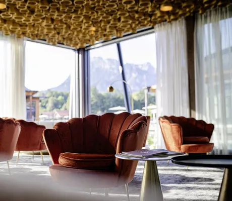 Goldstück Spa-Lounge mit Muschelsesseln und goldener Röhrendecke