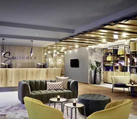 Lobby im Das SeeMOUNT mit Holztresen und Hotel-Schriftzug dahinter