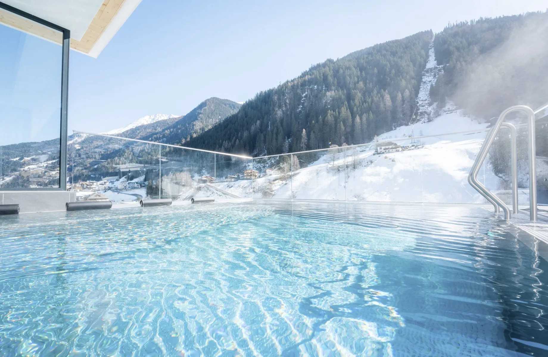 Rooftoppool im Das SeeMOUNT im Winter mit Blick auf die verschneite Piste