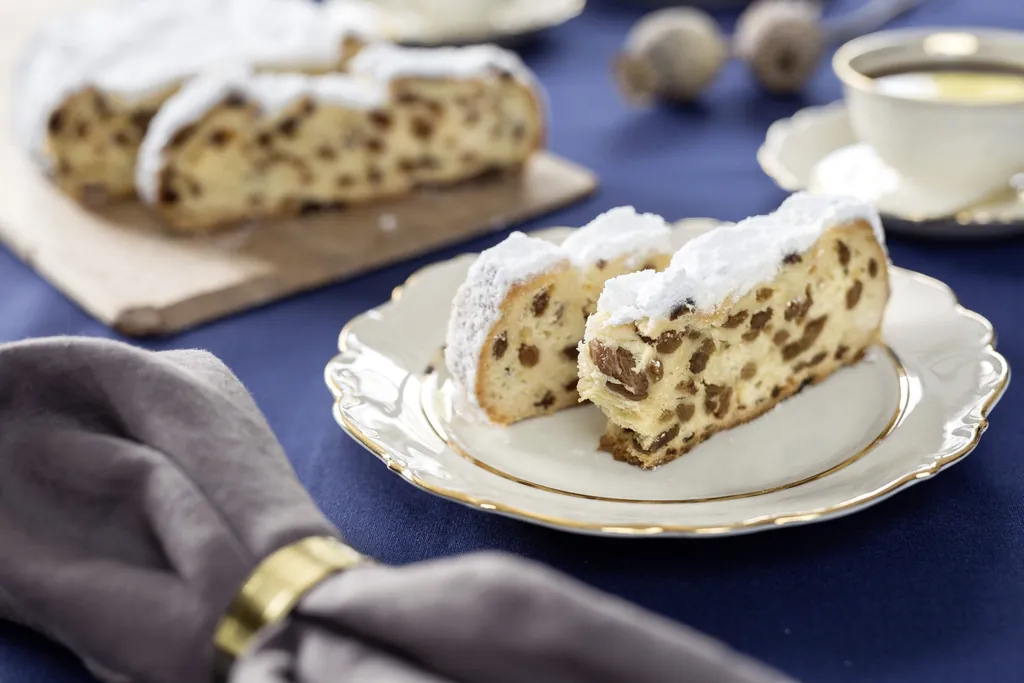 Dresdner Christstollen auf einer festlich gedeckten Kaffeetafel