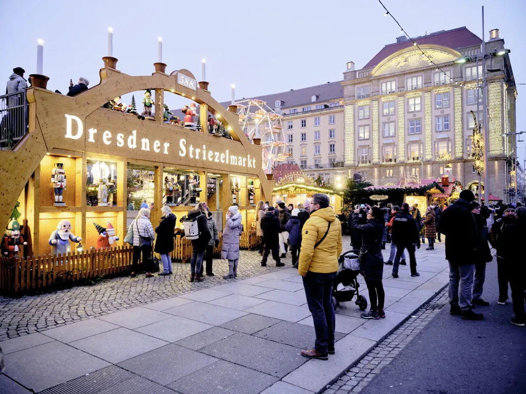Der vermutlich weltgr&ouml;&szlig;te begehbare Schwibbogen aus Holz auf dem Dresdner Striezelmarkt zur Weihnachtszeit