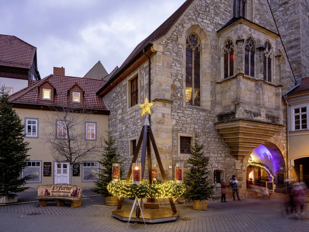 Gro&szlig;er, festlicher Adventskranz vor der &Auml;gidienkirche in der N&auml;he des Erfurter Weihnachtsmarktes