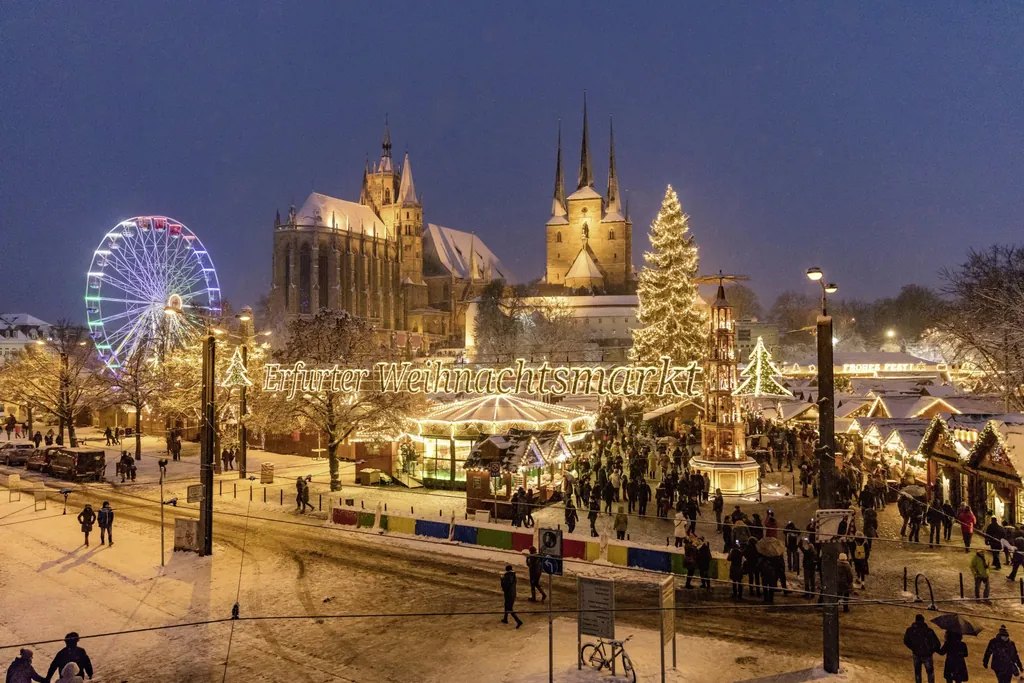 Gesamtansicht des Erfurter Weihnachtsmarktes mit Riesenrad, Pyramide, Tannenbaum, Dom und Severikirche am Abend mit Schnee
