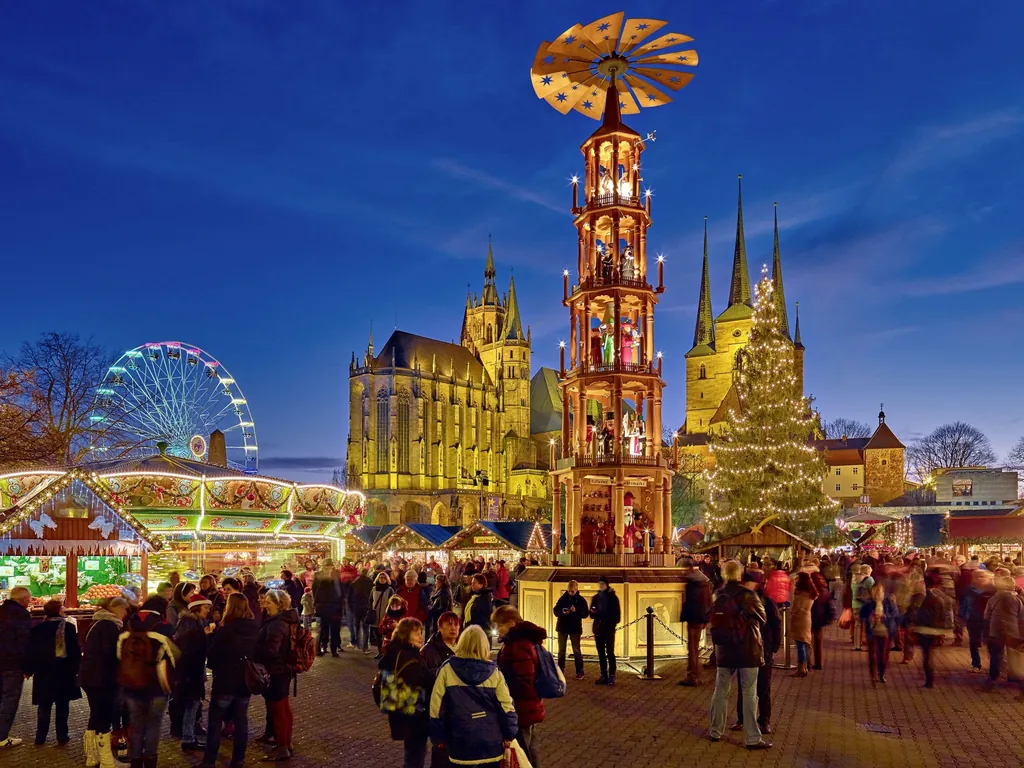 Erfurter Weihnachtsmarkt mit Pyramide, gro&szlig;em geschm&uuml;cktem Tannenbaum und Dom St. Marien, Severikirche und Riesenrad im Hintergrund