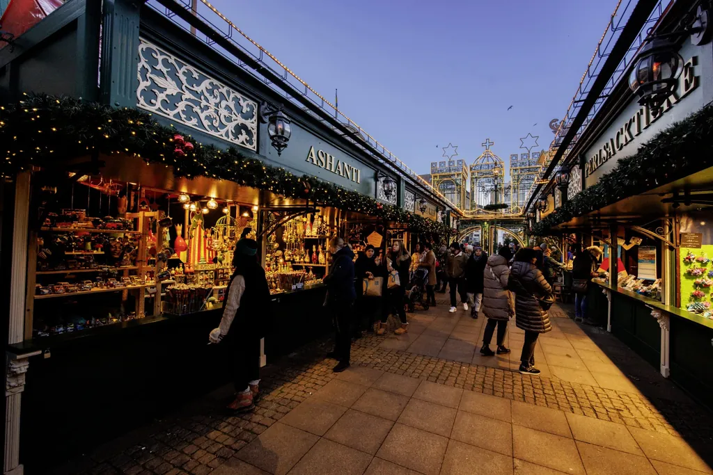 verschiedene Marktst&auml;nde auf dem Hamburger Weihnachtsmarkt mit festlicher Dekoration bei Abendd&auml;mmerung