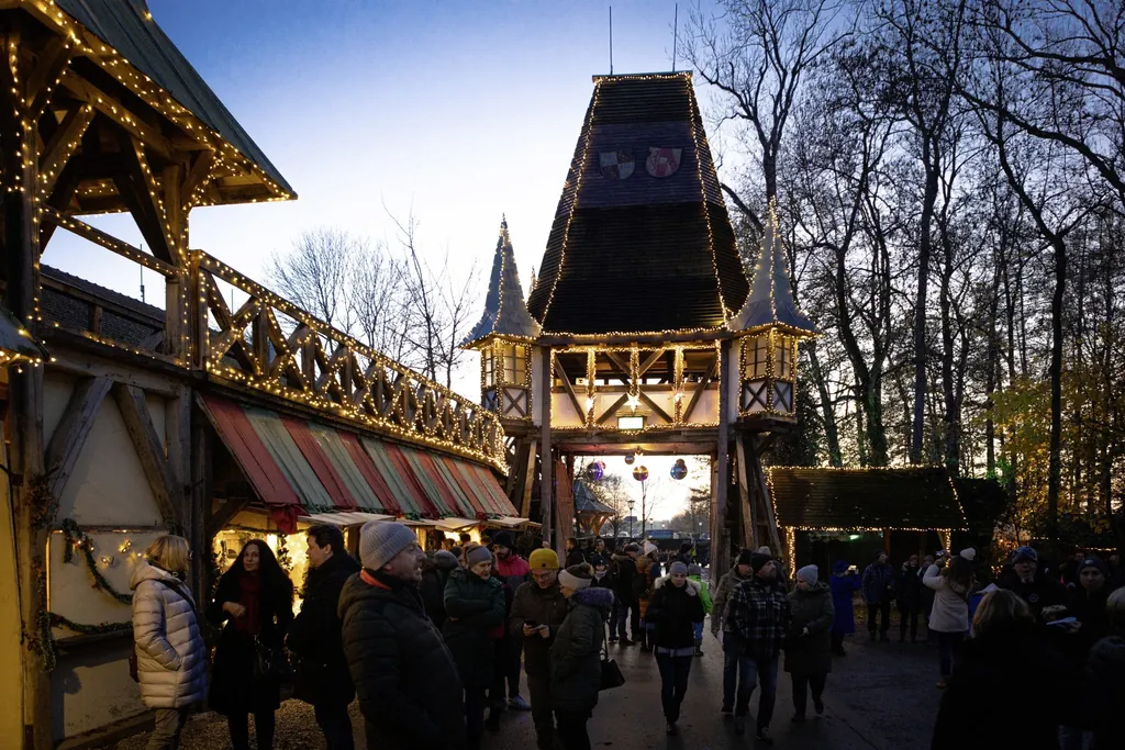 mit Lichterketten geschm&uuml;cktes Eingangstor des Weihnachtsmarktes auf Schloss Kaltenberg