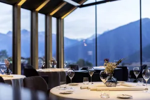 festlich eingedeckte Tische im Gourmetrestaurant des Hotel Weisses Kreuz