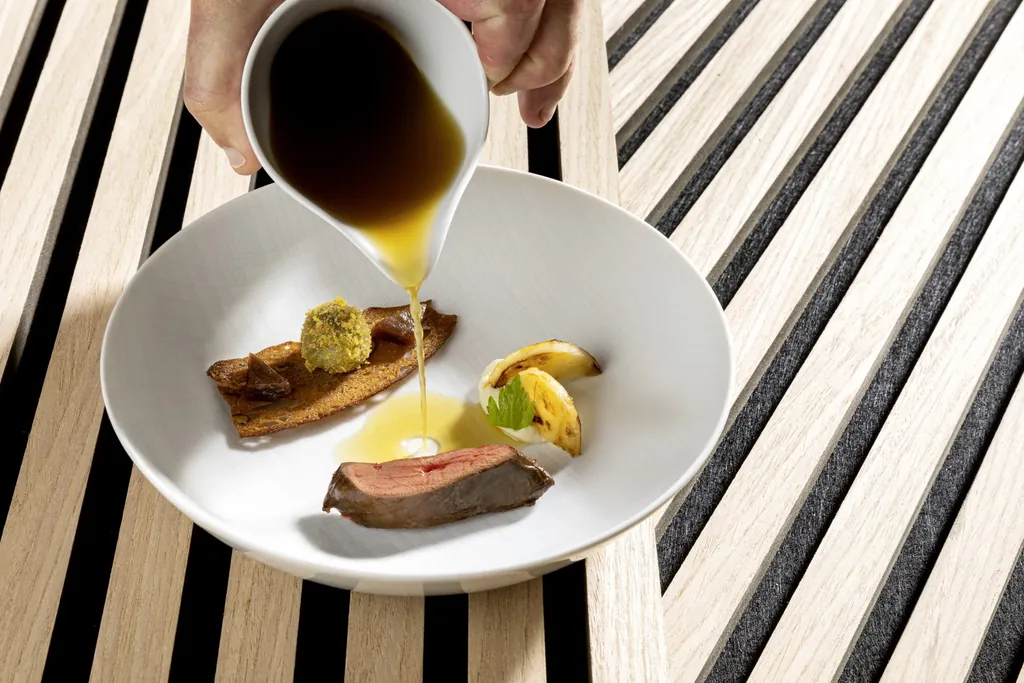 Brotsuppe mit Imperial-Taube, Sellerie und Malzgelee