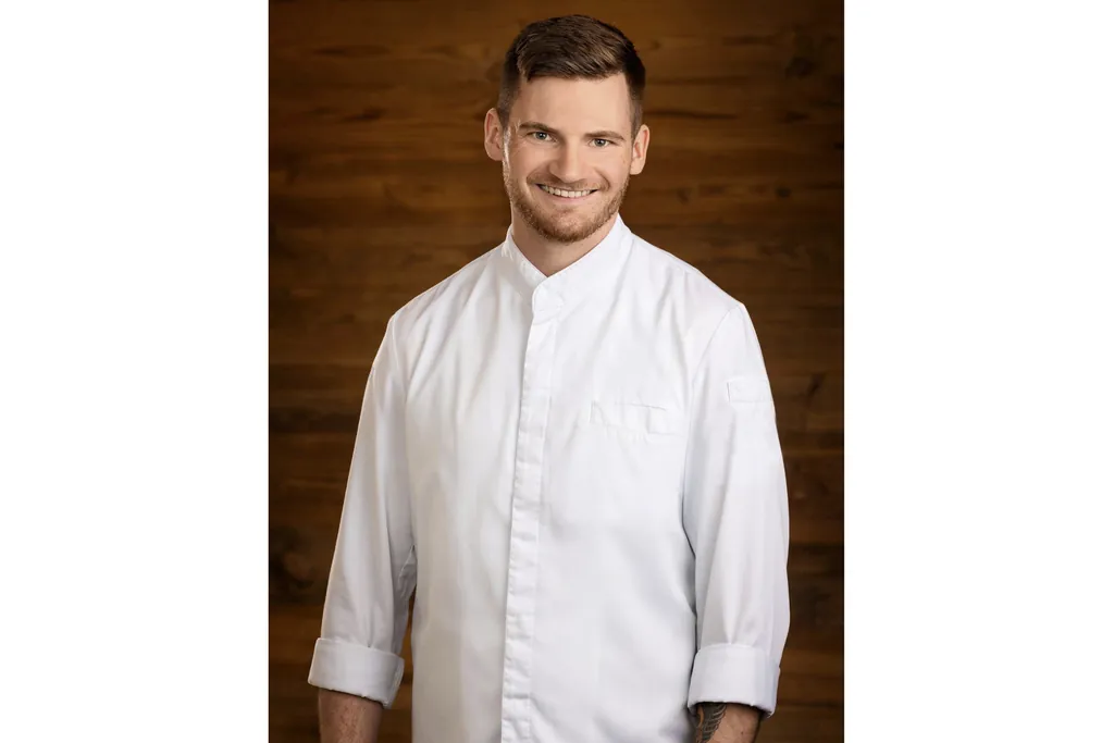 Portr&auml;t von K&uuml;chenchef Kai K&uuml;pferle in wei&szlig;er Kochjacke